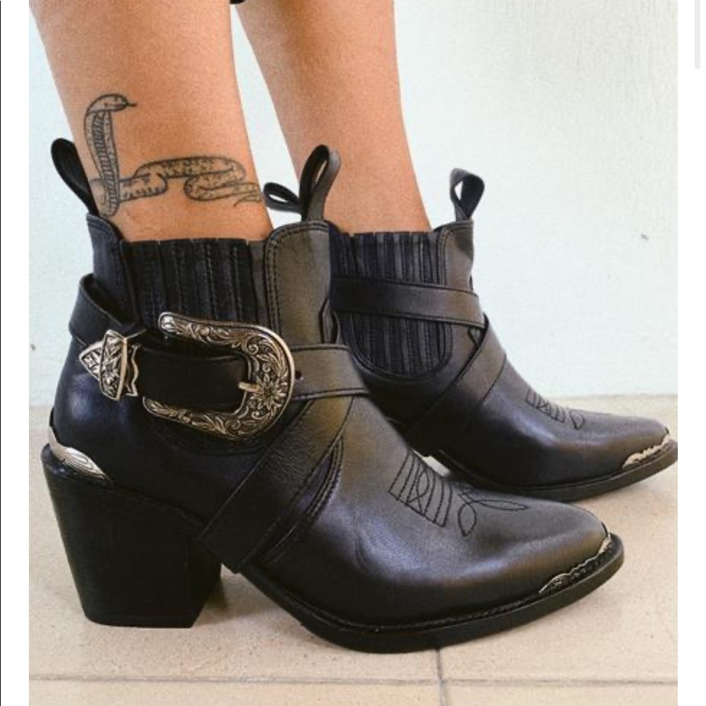 Black Magic - low ankle
Wandering Coyote size 38